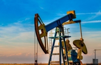 Giá dầu bật tăng khoảng 2% trước mối lo ngại về nguồn cung