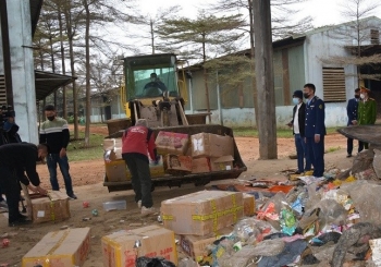 Yên Bái: Tiêu hủy 3 tấn thực phẩm không rõ nguồn gốc, xuất xứ