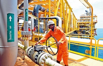 Tồn kho dầu Mỹ giảm mạnh hơn dự kiến kéo giá dầu tăng khoảng 1%