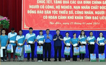 Chủ tịch Quốc hội thăm, tặng quà Tết Nguyên đán tại Bạc Liêu