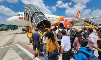 Cận kề Tết, giá vé máy bay và tàu xe 