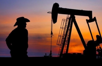 Áp lực nào khiến giá dầu hạ nhiệt?