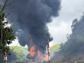 Đắk Lắk: Xe bồn chở gần 12.000 lít xăng bị lật, bốc cháy dữ dội