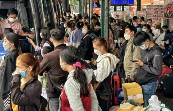 Người dân hối hả rời Thủ đô về quê ăn Tết