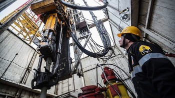 Vì sao giá dầu không tăng bất chấp nỗ lực của OPEC+ và căng thẳng ở Trung Đông?