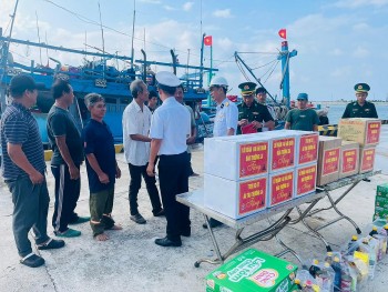 Lãnh đạo, Chỉ huy đảo Trường Sa tặng quà cho ngư dân vào tránh gió mùa