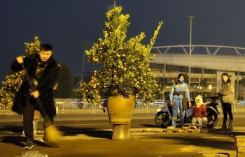 Đôi vợ chồng ra phụ quét rác đêm Giao thừa để mẹ được nghỉ sớm