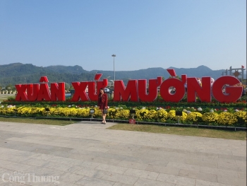 Người dân đổ xô về Quảng trường Hoà Bình ngắm “rồng” ngày mùng 3 Tết