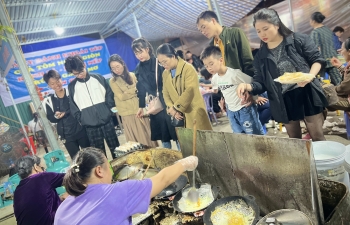 Thanh Hóa: Khách xếp hàng chờ ăn bánh khoái vỉa hè ngày đầu năm