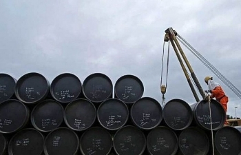 Giá dầu bật tăng hơn 1% trước sự suy yếu của đồng USD