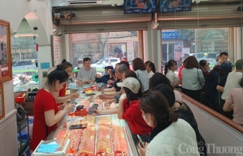 Hòa Bình: Người dân chen chân mua vàng trong ngày vía Thần Tài