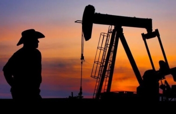 Giá dầu khó giảm trước thềm công bố báo cáo EIA