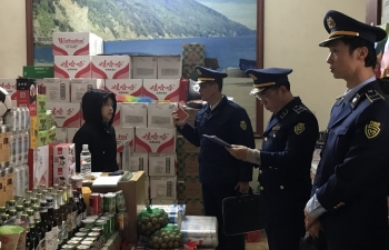 Lạng Sơn: Xử lý, buộc tiêu hủy trên 1.600 sản phẩm thực phẩm nhập lậu