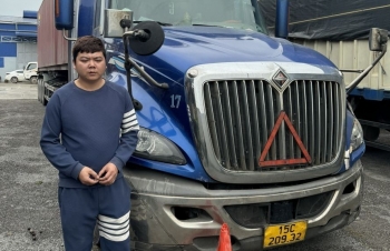 Tạm giữ hình sự đối tượng điều khiển xe container tông vào xe của cảnh sát