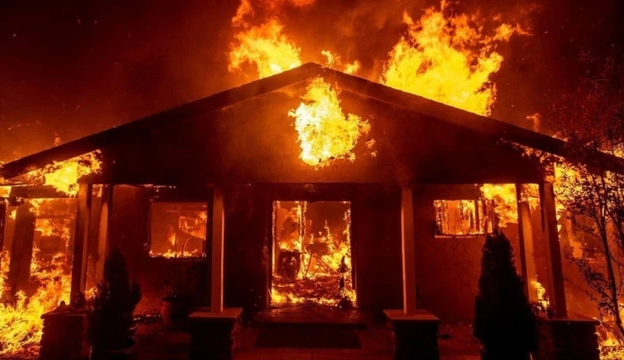 TP. Hồ Chí Minh: Cháy nhà tại quận Tân Phú, nhiều hàng hoá bị thiêu rụi