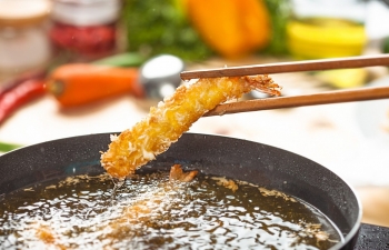 Làm cách nào giúp món chiên rán không bị bắn dầu?