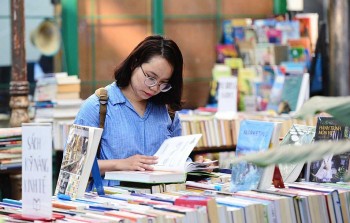 Gắn hoạt động văn học với 