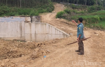 Hòa Bình: Dân bất an trước mùa mưa bão vì cầu thi công dang dở mãi không xong
