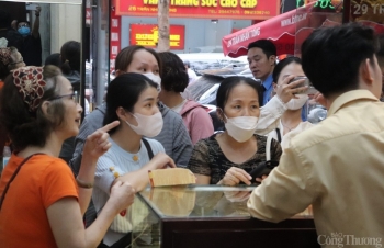 Giá vàng tăng sốc trước kỳ nghỉ lễ, nhiều người vội bán vàng chốt lời