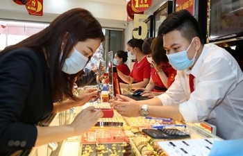 Giá vàng đang trên vùng đỉnh, nhiều người vẫn mua vàng để đầu tư, tích trữ