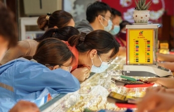 Giá vàng tăng mạnh, nhà đầu tư thận trọng khi mua vàng 