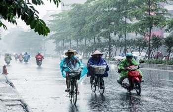 Thời tiết hôm nay ngày 1/5/2024: Không khí lạnh gây mưa dông, nguy cơ lốc sét ở Bắc Bộ