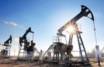 Tồn kho tăng kéo giá dầu giảm về mức thấp 7 tuần