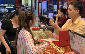 Giá vàng tăng không ngừng nghỉ, người dân Hà Nội vẫn xếp hàng chờ mua vàng đầu tư