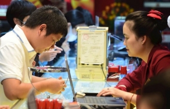 Giá vàng tăng vọt chiều mua, nhà đầu tư đổ xô mang vàng đi bán