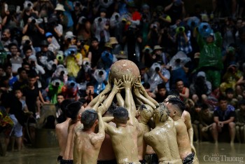 Về Bắc Giang xem trai tráng đóng khố,  dự hội vật cầu bùn