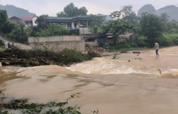 Hòa Bình: Cầu Sồ thi công dang dở, giao thông bị chia cắt khi trời mưa