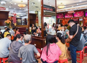 Giá vàng giảm mạnh, nhiều nhà đầu tư ''vội vàng'' bán chốt lời