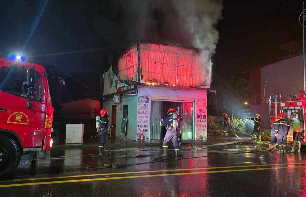 Sét đánh cháy nhà 2 tầng ở Thái Nguyên