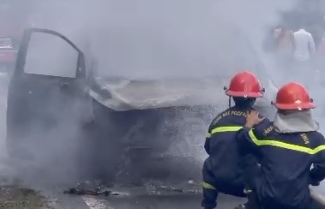 Khánh Hòa: Xe ô tô bốc cháy trên đèo, 7 người may mắn thoát nạn