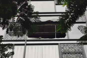 Hà Nội: Cháy tòa nhà 8 tầng ở quận Cầu Giấy, Cảnh sát leo lên tầng 6 phá tường để cứu người