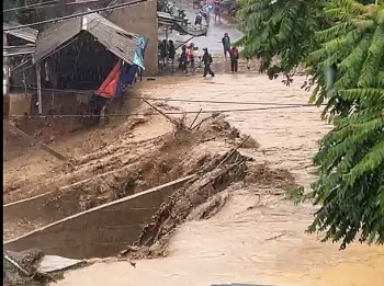 Thanh Hóa: Lũ quét cuốn trôi 2 nhà tạm của người dân