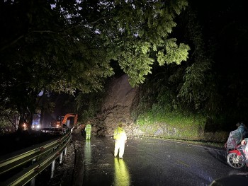 Cảnh sát giao thông túc trực trên các cung đường khắc phục hậu quả cơn bão số 2