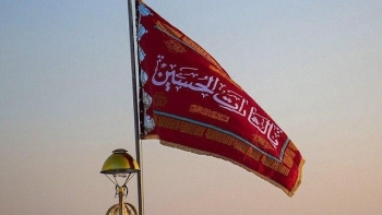 ''Cờ báo thù'' giương cao trên nóc đền thờ Hồi giáo Iran, Hội đồng Bảo an họp khẩn