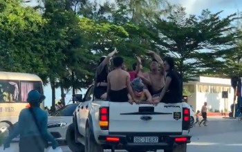 Xử phạt, tước bằng lái tài xế chở người trên thùng xe bán tải từ phản ánh của Báo Công Thương