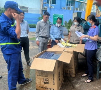 TP. Hồ Chí Minh: Quản lý thị trường tiêu hủy gần 21.000 bao thuốc lá nhập lậu