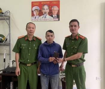 Công an Lai Châu trả lại ví và tài sản cho công dân đánh rơi