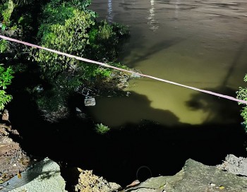 Hàng trăm mét vuông đất bị cuốn trôi trong đêm, người dân làng gốm cổ Hà Nội 