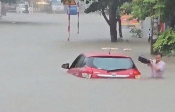 Clip người đàn ông bất lực bỏ lại ô tô giữa biển nước ở Thái Nguyên