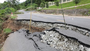 Sạt lở nghiêm trọng Quốc lộ 15C, một ngôi nhà sắp trôi xuống chân núi