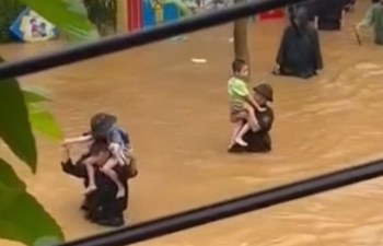 Lào Cai: Giải cứu hơn 10 trẻ mầm non mắc kẹt tại trường bị nước lũ 'nhấn chìm'