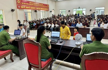 Công an Thanh Hóa 'xuyên lễ' làm thủ tục cấp thẻ căn cước cho công dân