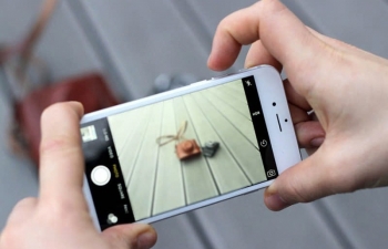 Đừng đánh mất khoảnh khắc khi chỉ nhìn thế giới thu gọn qua 'con mắt' điện thoại