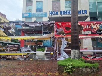 Hà Nội: Cửa hàng bánh trung thu trên hè phố tan hoang do bão số 3