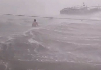 Rưng rưng hình ảnh ngư dân Quảng Ninh 'vượt' bão Yagi cứu tài sản