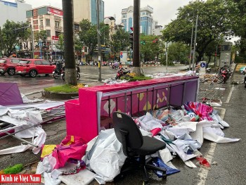 Hàng loạt quầy bánh trung thu bị quật đổ, trơ khung thép sau bão Yagi